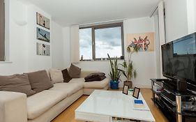 2 Bedroom East London Apartment With Amazing Views